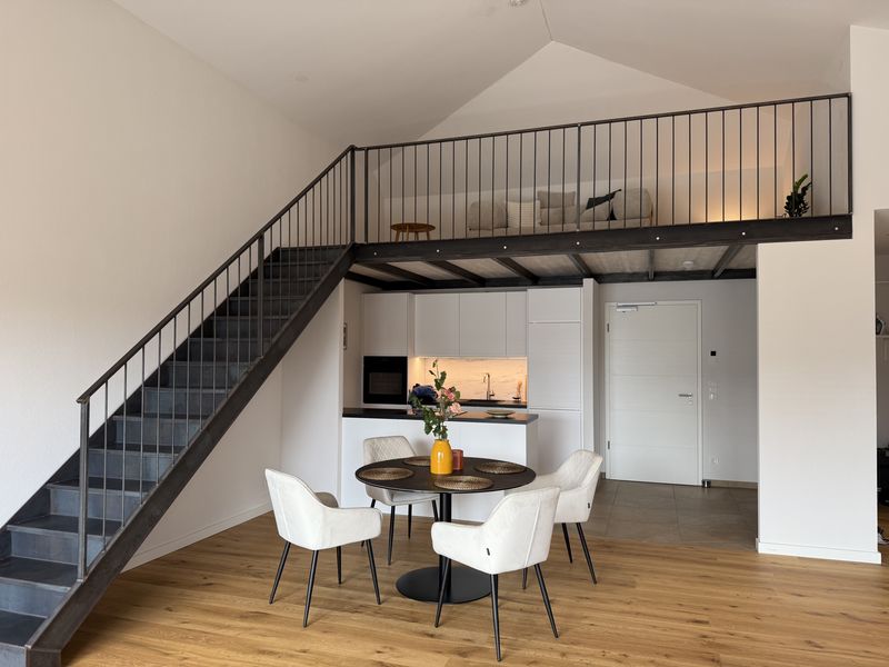 VOLLMÖBLIERTE exklusive Galeriewohnung/Loft mit Luxusbad , Einbauküche, Balkon und vielem mehr